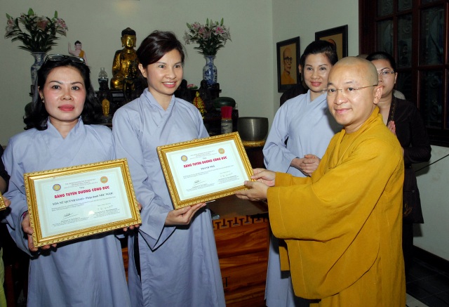 TP.HCM: Trao tặng bằng khen cho các Phật tử đóng góp cho Đại lễ Vesak LHQ 2014
