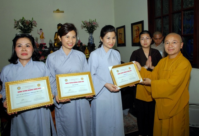 TP.HCM: Trao tặng bằng khen cho các Phật tử đóng góp cho Đại lễ Vesak LHQ 2014