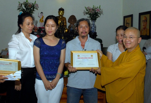 TP.HCM: Trao tặng bằng khen cho các Phật tử đóng góp cho Đại lễ Vesak LHQ 2014