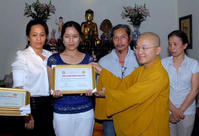 TP.HCM: Trao tặng bằng khen cho các Phật tử đóng góp cho Đại lễ Vesak LHQ 2014