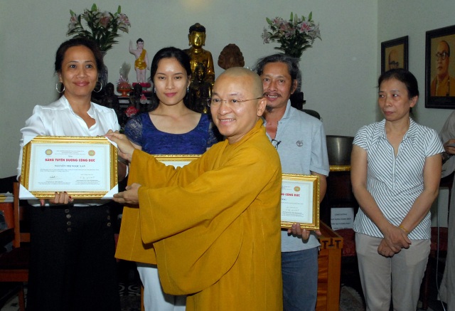 TP.HCM: Trao tặng bằng khen cho các Phật tử đóng góp cho Đại lễ Vesak LHQ 2014