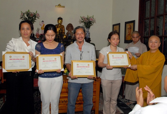 TP.HCM: Trao tặng bằng khen cho các Phật tử đóng góp cho Đại lễ Vesak LHQ 2014