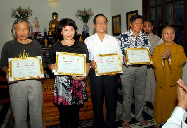 TP.HCM: Trao tặng bằng khen cho các Phật tử đóng góp cho Đại lễ Vesak LHQ 2014