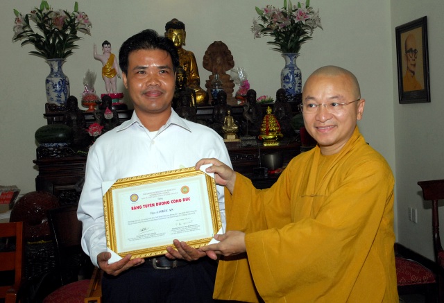 TP.HCM: Trao tặng bằng khen cho các Phật tử đóng góp cho Đại lễ Vesak LHQ 2014