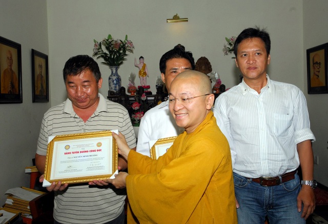 TP.HCM: Trao tặng bằng khen cho các Phật tử đóng góp cho Đại lễ Vesak LHQ 2014