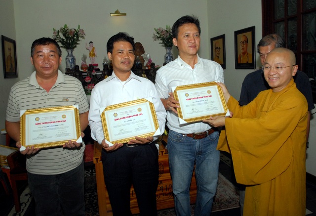 TP.HCM: Trao tặng bằng khen cho các Phật tử đóng góp cho Đại lễ Vesak LHQ 2014