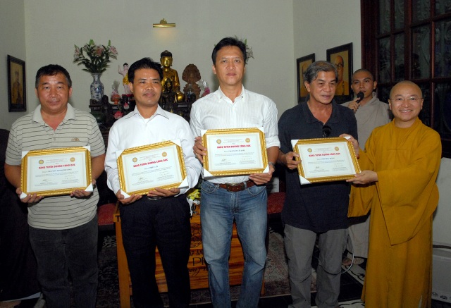 TP.HCM: Trao tặng bằng khen cho các Phật tử đóng góp cho Đại lễ Vesak LHQ 2014