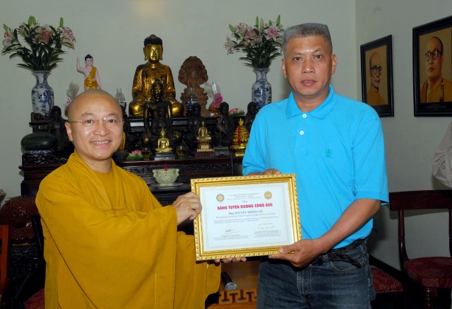 TP.HCM: Trao tặng bằng khen cho các Phật tử đóng góp cho Đại lễ Vesak LHQ 2014