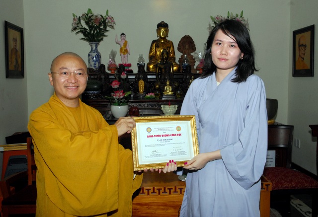TP.HCM: Trao tặng bằng khen cho các Phật tử đóng góp cho Đại lễ Vesak LHQ 2014