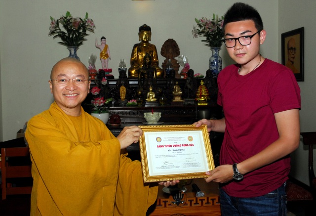 TP.HCM: Trao tặng bằng khen cho các Phật tử đóng góp cho Đại lễ Vesak LHQ 2014