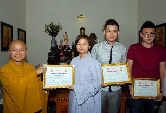 TP.HCM: Trao tặng bằng khen cho các Phật tử đóng góp cho Đại lễ Vesak LHQ 2014