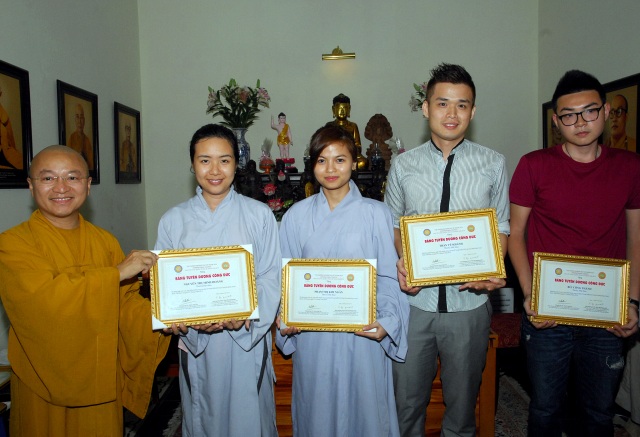 TP.HCM: Trao tặng bằng khen cho các Phật tử đóng góp cho Đại lễ Vesak LHQ 2014
