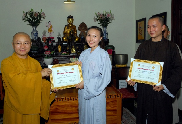 TP.HCM: Trao tặng bằng khen cho các Phật tử đóng góp cho Đại lễ Vesak LHQ 2014