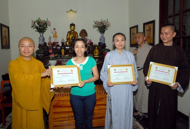 TP.HCM: Trao tặng bằng khen cho các Phật tử đóng góp cho Đại lễ Vesak LHQ 2014