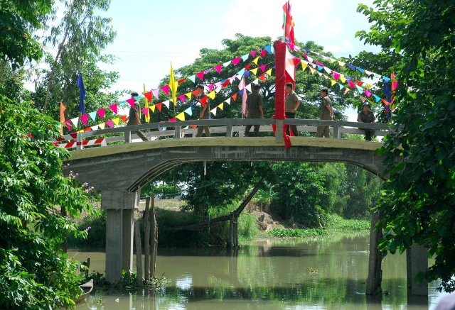 Quỹ Từ thiện ĐPNN: Xây cầu, khởi công đường bê tông &amp; tặng quà cho những người nghèo tại An Giang