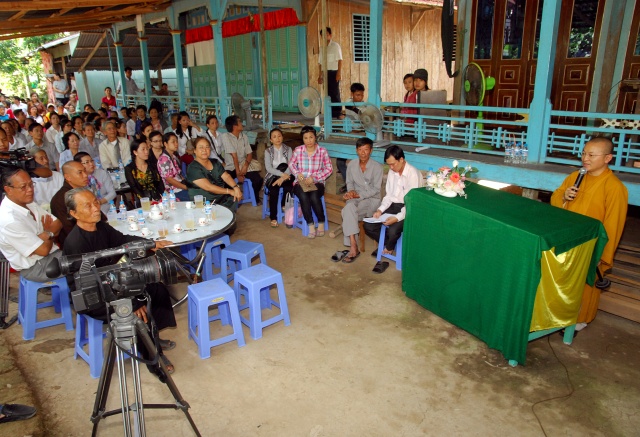 Quỹ Từ thiện ĐPNN: Xây cầu, khởi công đường bê tông &amp; tặng quà cho những người nghèo tại An Giang