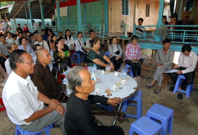 Quỹ Từ thiện ĐPNN: Xây cầu, khởi công đường bê tông &amp; tặng quà cho những người nghèo tại An Giang
