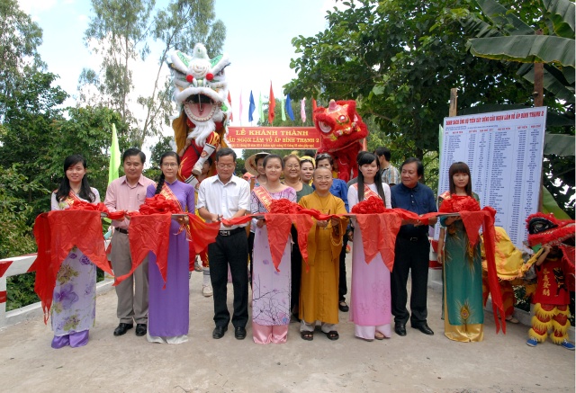 Quỹ Từ thiện ĐPNN: Xây cầu, khởi công đường bê tông &amp; tặng quà cho những người nghèo tại An Giang