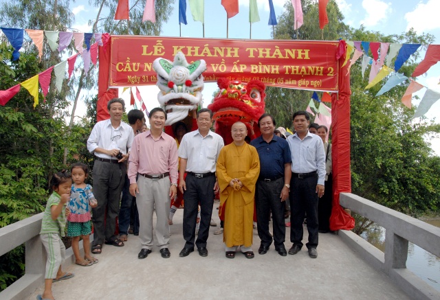 Quỹ Từ thiện ĐPNN: Xây cầu, khởi công đường bê tông &amp; tặng quà cho những người nghèo tại An Giang