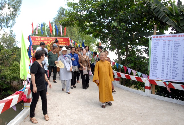 Quỹ Từ thiện ĐPNN: Xây cầu, khởi công đường bê tông &amp; tặng quà cho những người nghèo tại An Giang