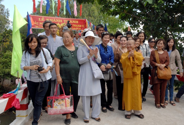 Quỹ Từ thiện ĐPNN: Xây cầu, khởi công đường bê tông &amp; tặng quà cho những người nghèo tại An Giang