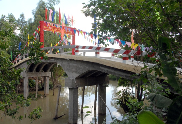 Quỹ Từ thiện ĐPNN: Xây cầu, khởi công đường bê tông &amp; tặng quà cho những người nghèo tại An Giang