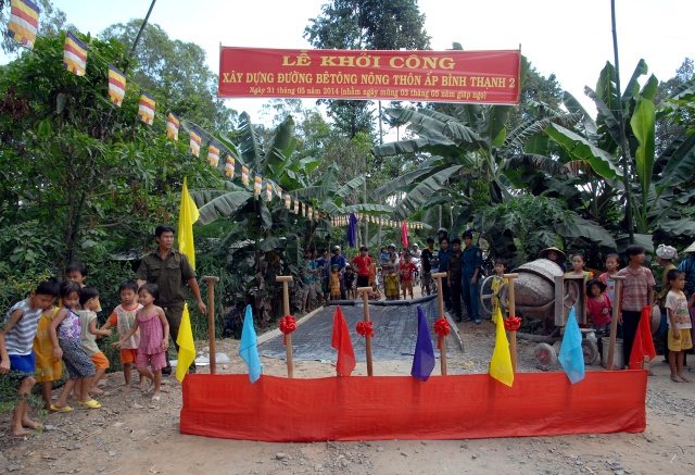 Quỹ Từ thiện ĐPNN: Xây cầu, khởi công đường bê tông &amp; tặng quà cho những người nghèo tại An Giang
