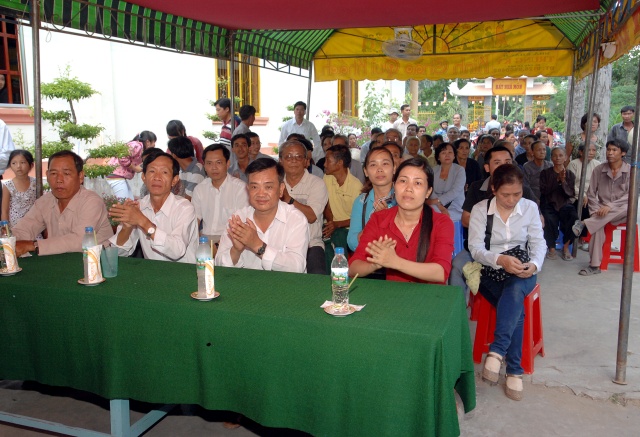 Quỹ Từ thiện ĐPNN: Xây cầu, khởi công đường bê tông &amp; tặng quà cho những người nghèo tại An Giang
