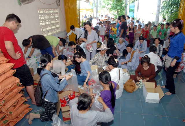 Quỹ Từ thiện ĐPNN: Xây cầu, khởi công đường bê tông &amp; tặng quà cho những người nghèo tại An Giang