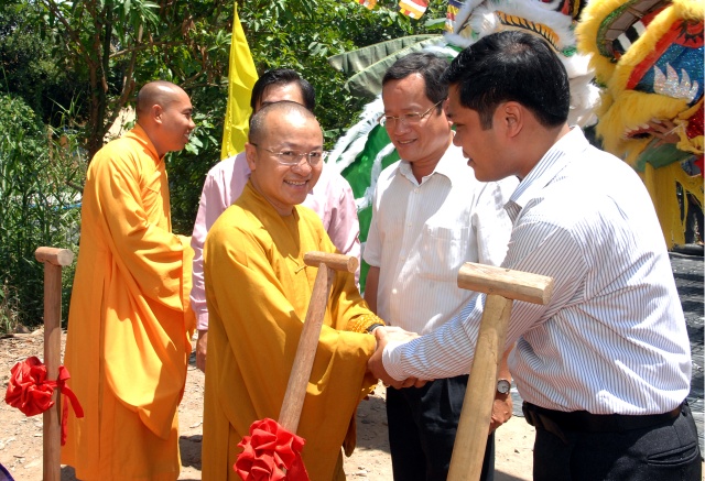 Quỹ Từ thiện ĐPNN: Xây cầu, khởi công đường bê tông &amp; tặng quà cho những người nghèo tại An Giang