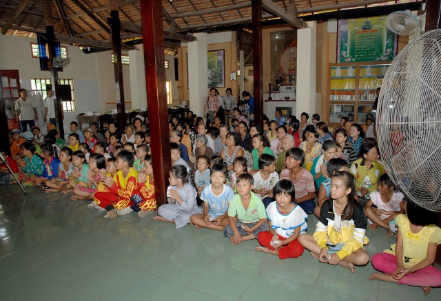 Quỹ Từ thiện ĐPNN: Xây cầu, khởi công đường bê tông &amp; tặng quà cho những người nghèo tại An Giang