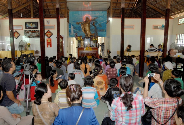 Quỹ Từ thiện ĐPNN: Xây cầu, khởi công đường bê tông &amp; tặng quà cho những người nghèo tại An Giang