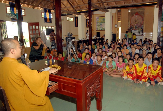 Quỹ Từ thiện ĐPNN: Xây cầu, khởi công đường bê tông &amp; tặng quà cho những người nghèo tại An Giang