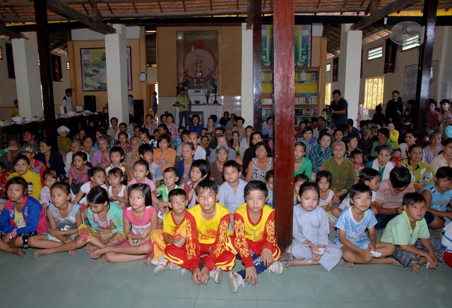 Quỹ Từ thiện ĐPNN: Xây cầu, khởi công đường bê tông &amp; tặng quà cho những người nghèo tại An Giang