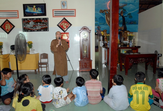 Quỹ Từ thiện ĐPNN: Xây cầu, khởi công đường bê tông &amp; tặng quà cho những người nghèo tại An Giang