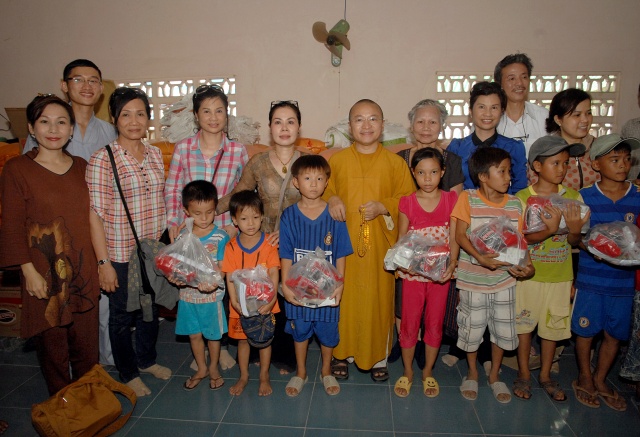 Quỹ Từ thiện ĐPNN: Xây cầu, khởi công đường bê tông &amp; tặng quà cho những người nghèo tại An Giang