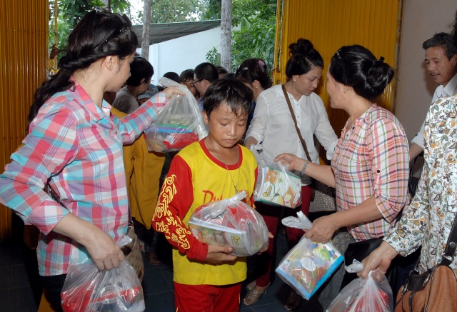 Quỹ Từ thiện ĐPNN: Xây cầu, khởi công đường bê tông &amp; tặng quà cho những người nghèo tại An Giang