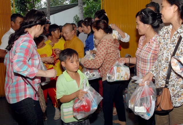 Quỹ Từ thiện ĐPNN: Xây cầu, khởi công đường bê tông &amp; tặng quà cho những người nghèo tại An Giang