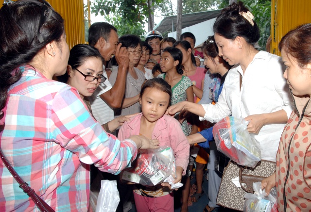 Quỹ Từ thiện ĐPNN: Xây cầu, khởi công đường bê tông &amp; tặng quà cho những người nghèo tại An Giang