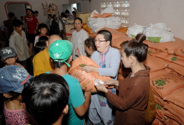 Quỹ Từ thiện ĐPNN: Xây cầu, khởi công đường bê tông &amp; tặng quà cho những người nghèo tại An Giang