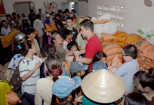 Quỹ Từ thiện ĐPNN: Xây cầu, khởi công đường bê tông &amp; tặng quà cho những người nghèo tại An Giang