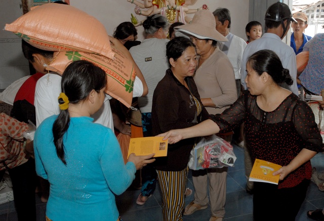 Quỹ Từ thiện ĐPNN: Xây cầu, khởi công đường bê tông &amp; tặng quà cho những người nghèo tại An Giang