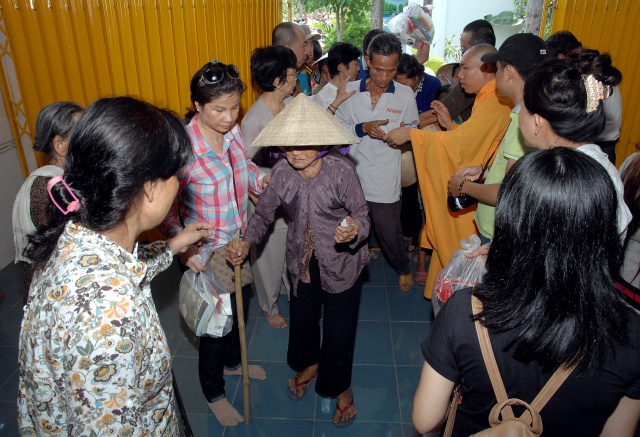 Quỹ Từ thiện ĐPNN: Xây cầu, khởi công đường bê tông &amp; tặng quà cho những người nghèo tại An Giang