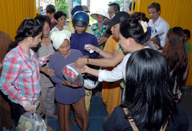 Quỹ Từ thiện ĐPNN: Xây cầu, khởi công đường bê tông &amp; tặng quà cho những người nghèo tại An Giang