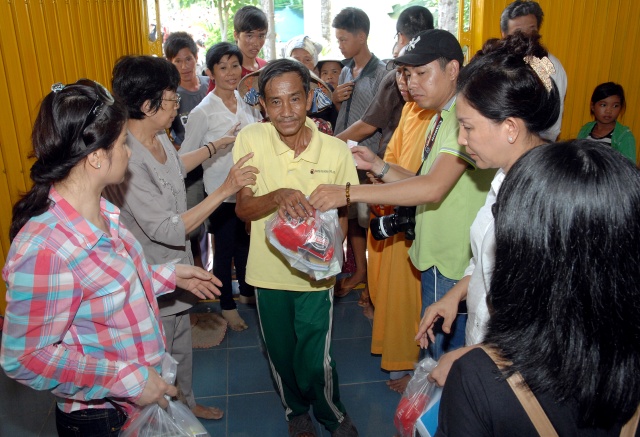 Quỹ Từ thiện ĐPNN: Xây cầu, khởi công đường bê tông &amp; tặng quà cho những người nghèo tại An Giang