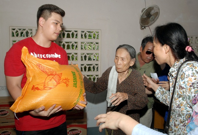 Quỹ Từ thiện ĐPNN: Xây cầu, khởi công đường bê tông &amp; tặng quà cho những người nghèo tại An Giang