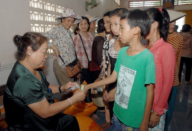Quỹ Từ thiện ĐPNN: Xây cầu, khởi công đường bê tông &amp; tặng quà cho những người nghèo tại An Giang