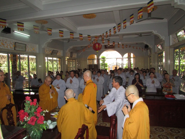 TP. HCM: Ban hướng dẫn Phật tử kết hợp với chùa Thiên Tôn cúng dường các trường hạ tại Tp.HCM
