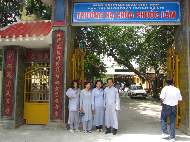 TP. HCM: Ban hướng dẫn Phật tử kết hợp với chùa Thiên Tôn cúng dường các trường hạ tại Tp.HCM
