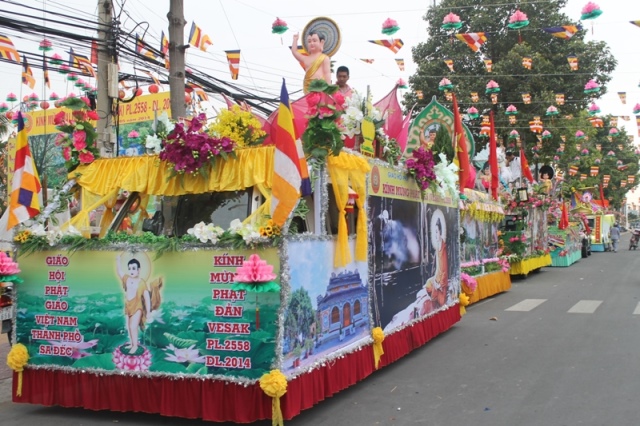 Đồng Tháp: Diễu Hành Xe Hoa và Văn Nghệ Phật Đản